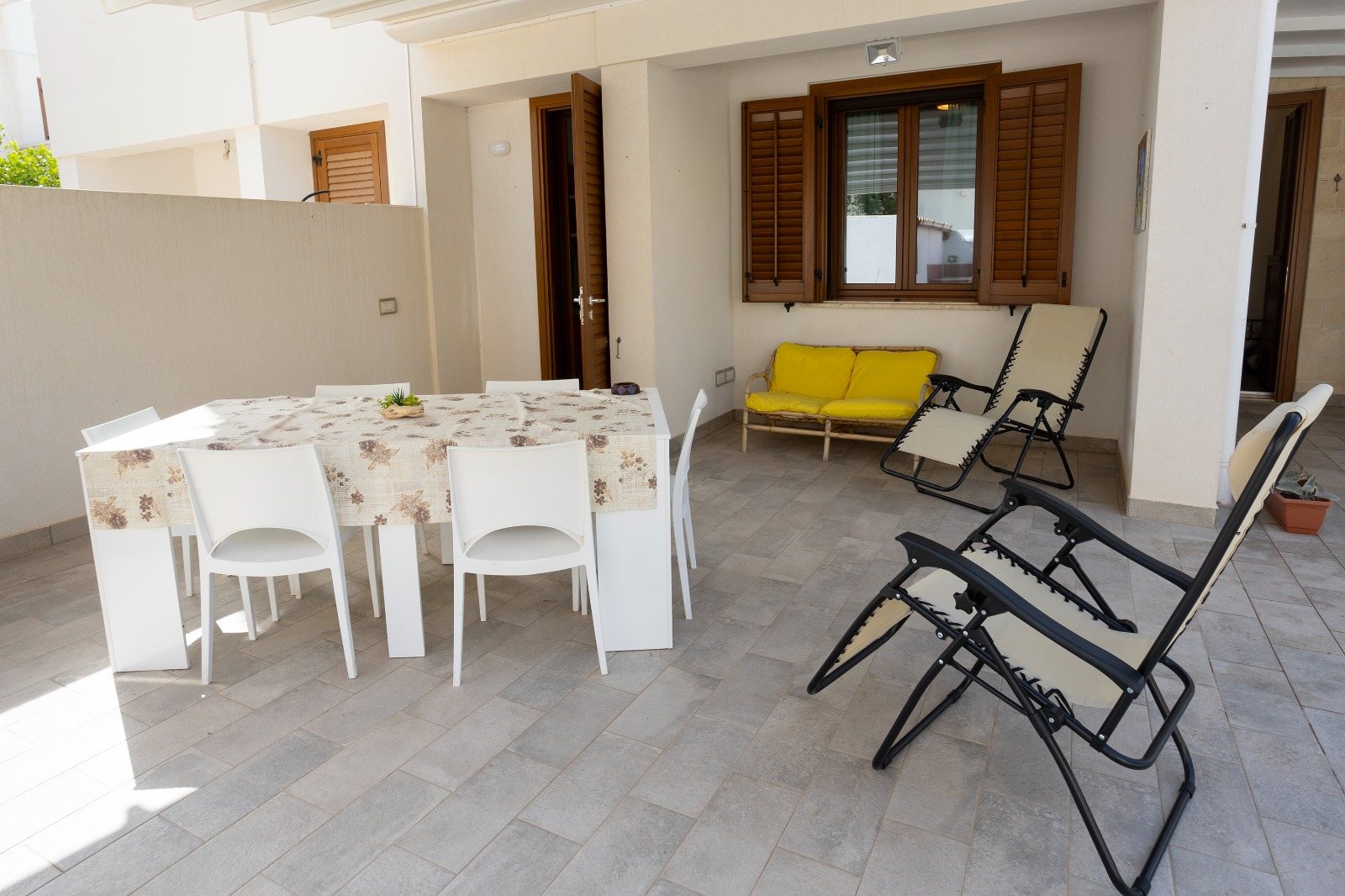 Zona pranzo e relax sotto la pergola